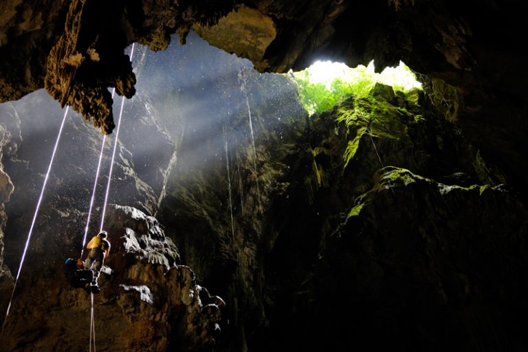 Abertura do Abismo Anhumas visto de baixo