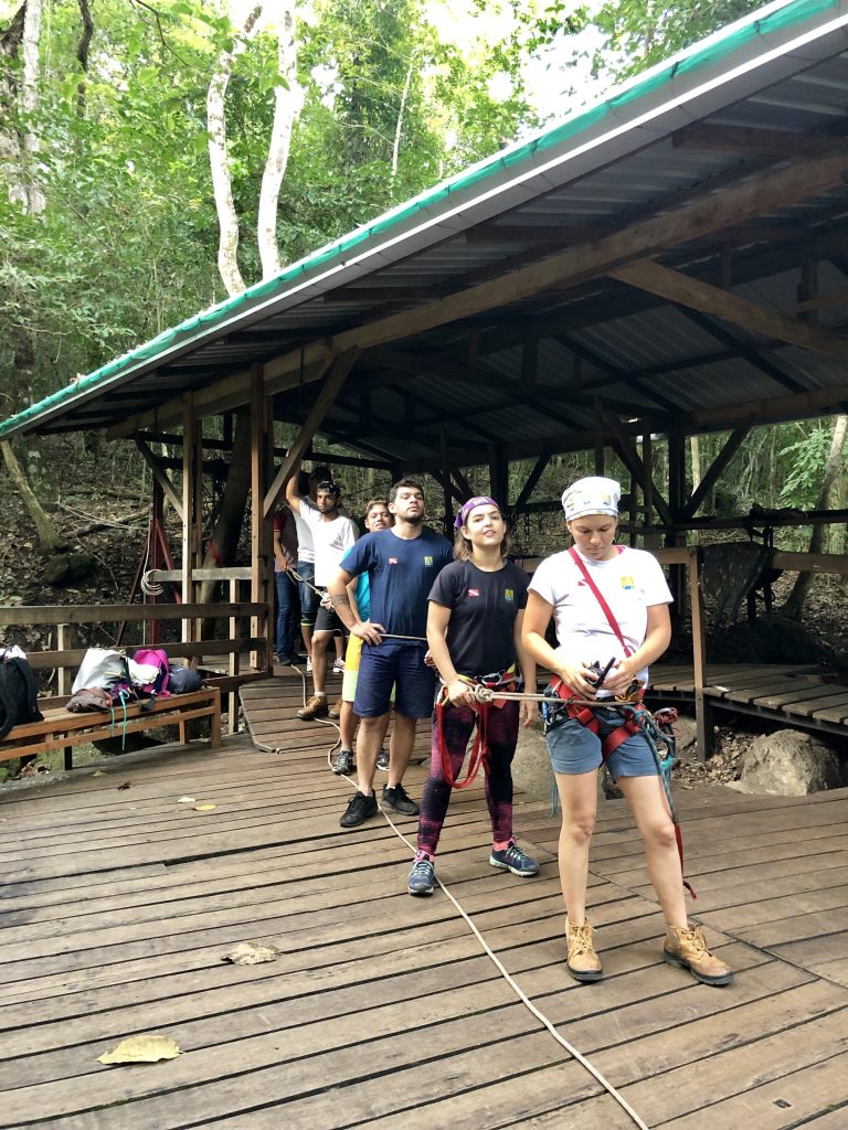 Turistas são içados por monitores pra fora do Abismo