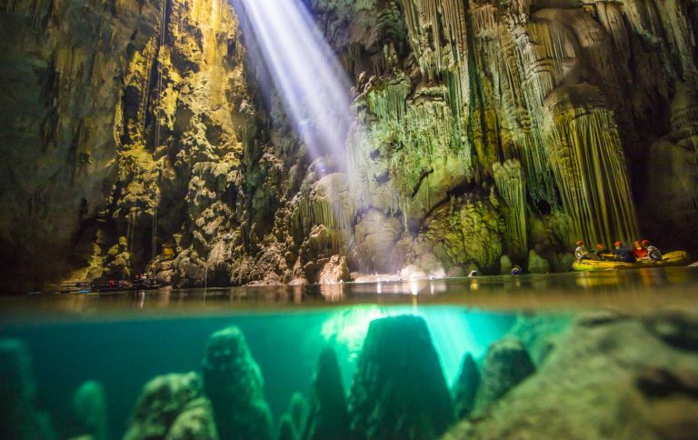 Passeio de bote por dentro da caverna