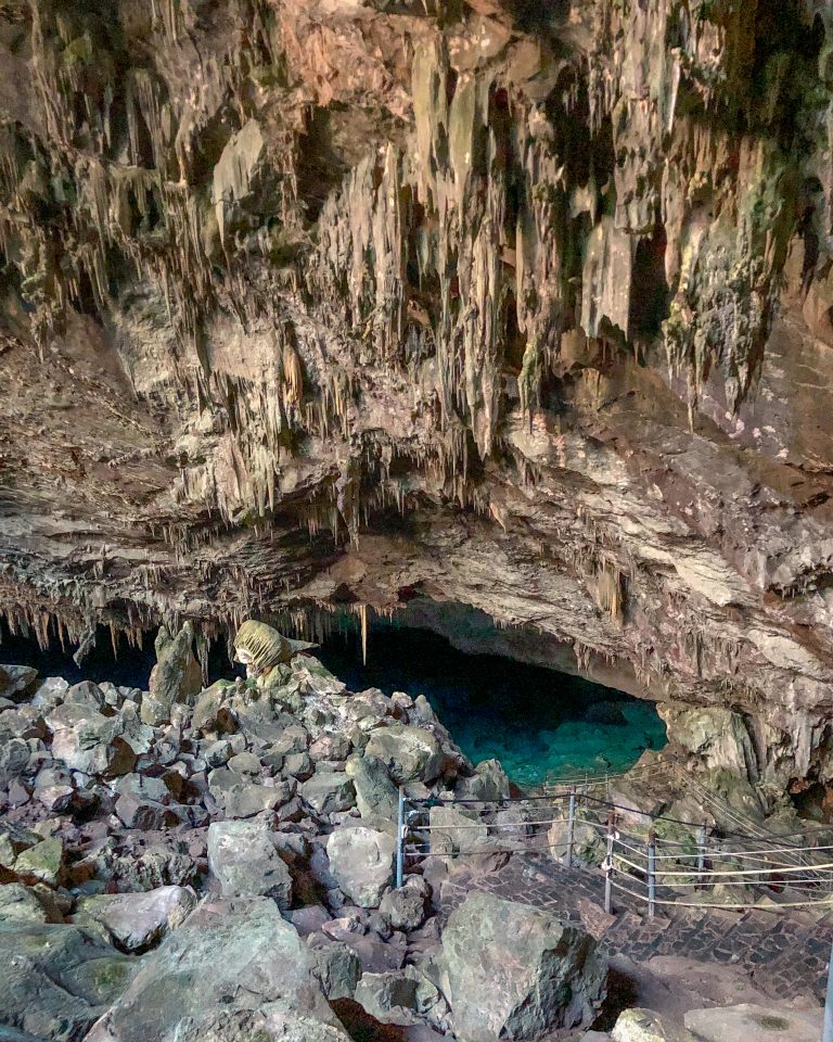 Formações rochosas vista do alto da escada dentro da Gruta do Lago Azul.