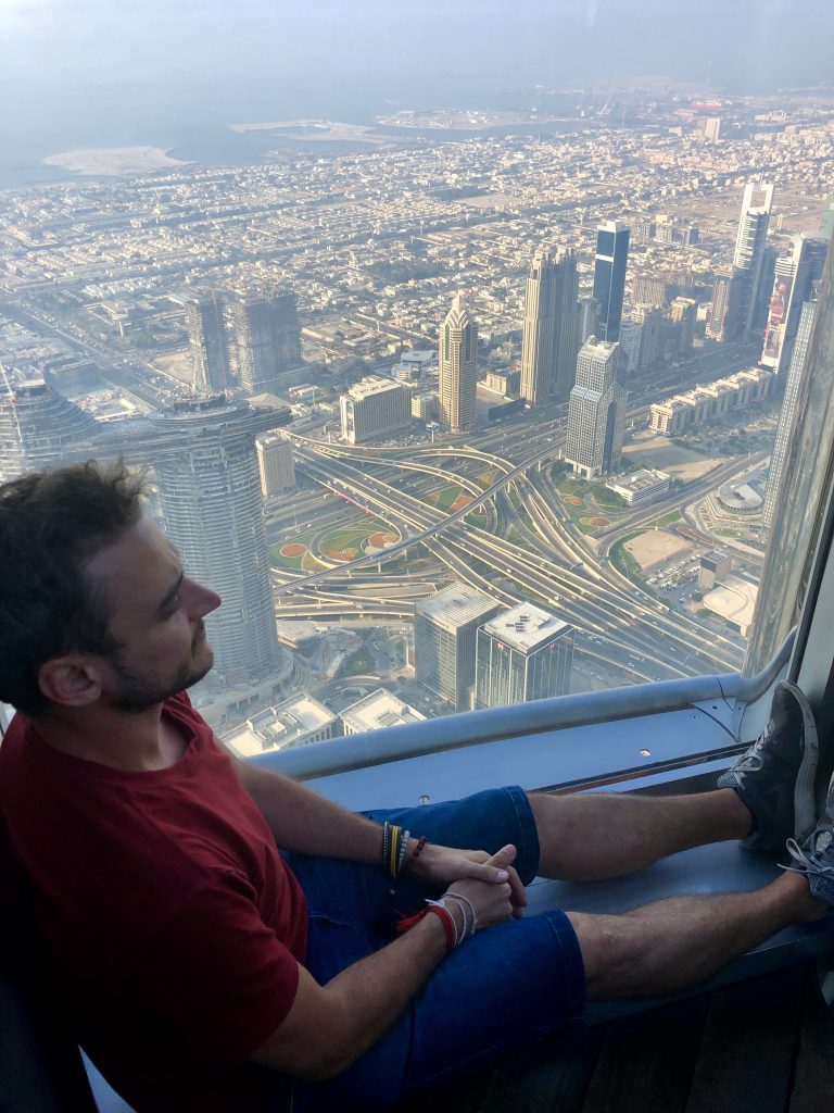 Dubai vista do alto do Burj Khalifa durante stopover na cidade