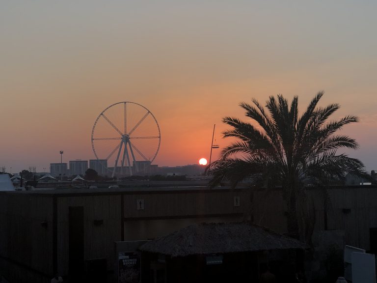 Roda-gigante Dubai Eye no pôr do sol em Dubai