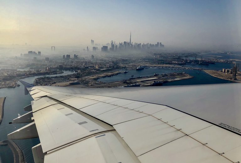 Vista de Dubai pela janela do avião A380, da Emirates.