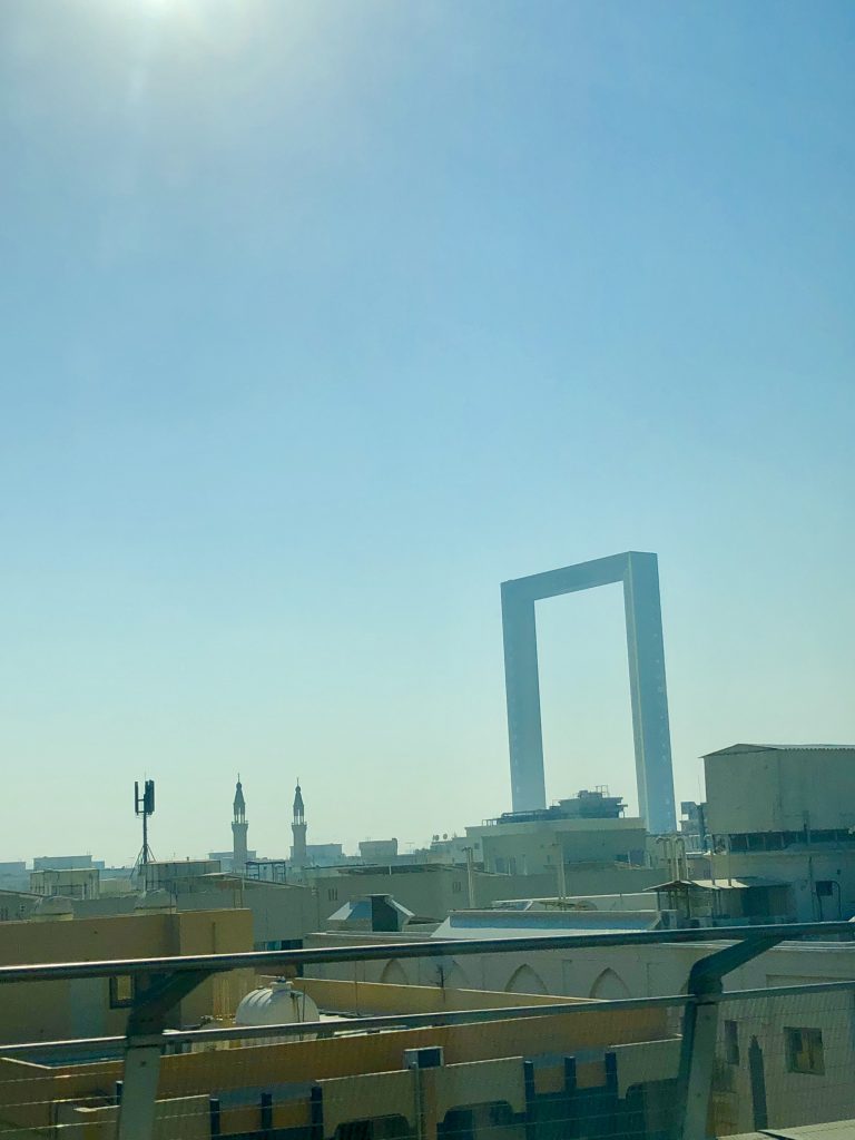 O Dubai Frame visto do metrô