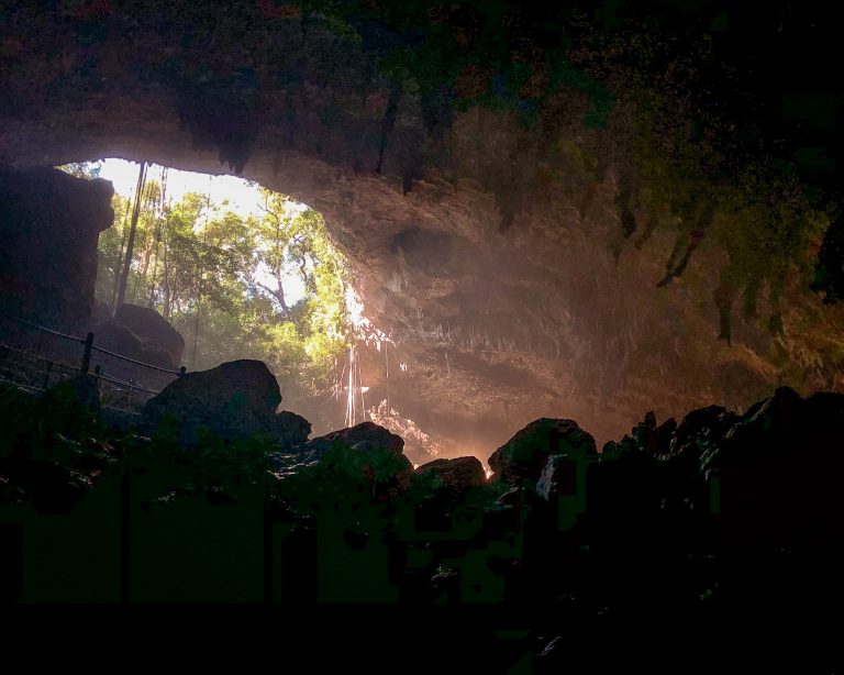 Névoa contra a luz que entra na Gruta do Lago Azul, em Bonito.