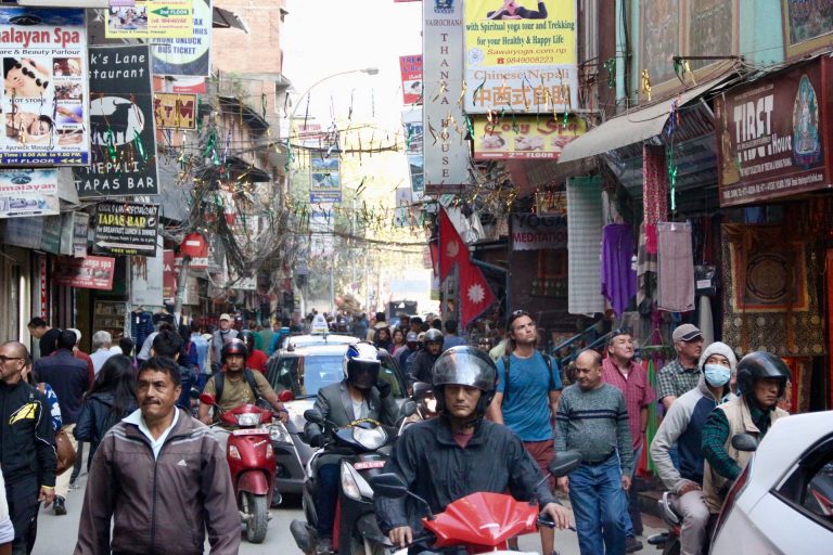 Movimento intenso no Thamel, bairro de Kathmandu