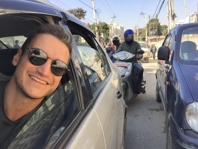 Andando de carro por Kathmandu