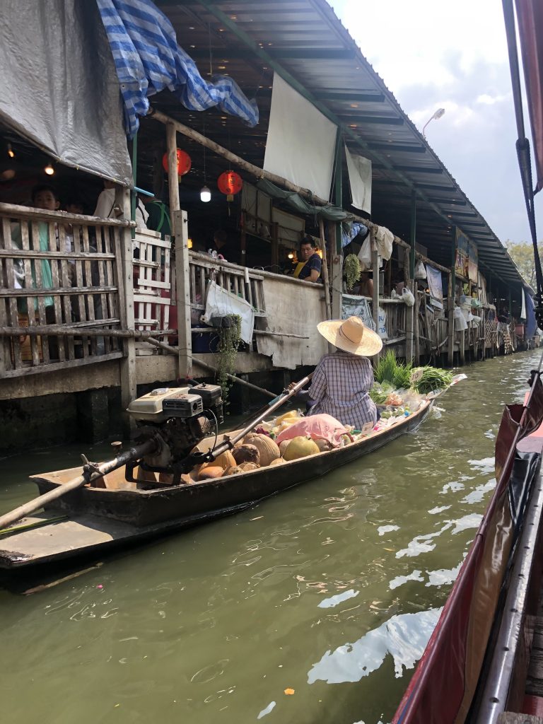 Mercado flutuante Khlom Lat Mayom, em Bangkok