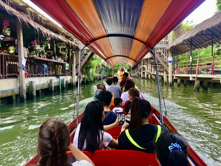 Mercado flutuante Khlom Lat Mayom, em Bangkok