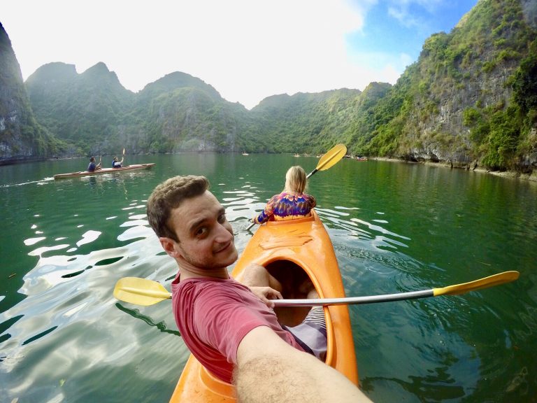 Passeio de caiaque em Halong Bay, Vietnã