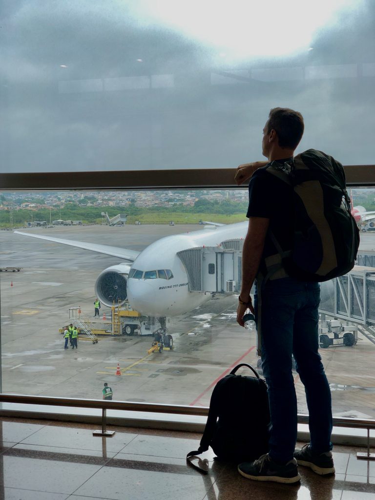 À espera do voo no aeroporto de Guarulhos
