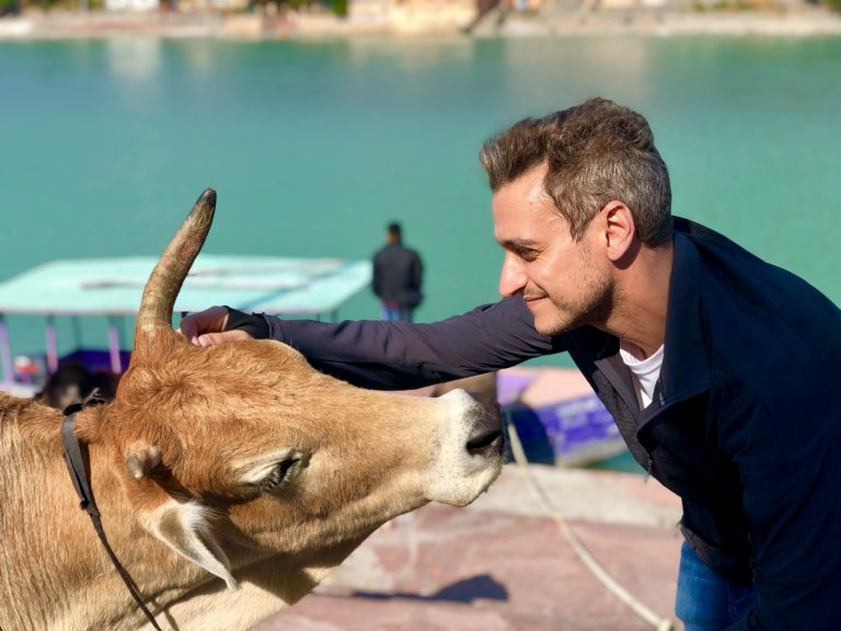 Foto com vaca em Rishikesh, na Índia