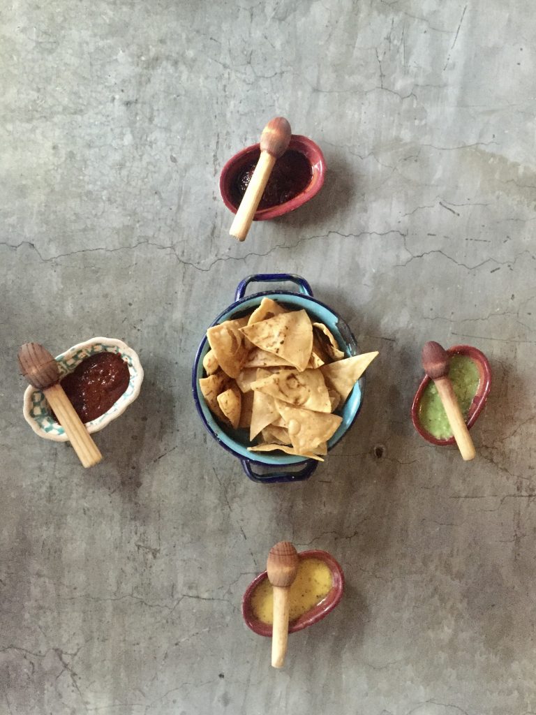Nachos com molhos apimentados no México