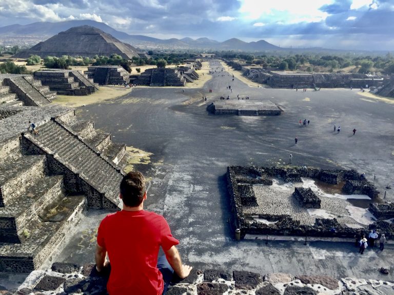Sentado na Pirâmide da Lua, em Teotihuacan, México