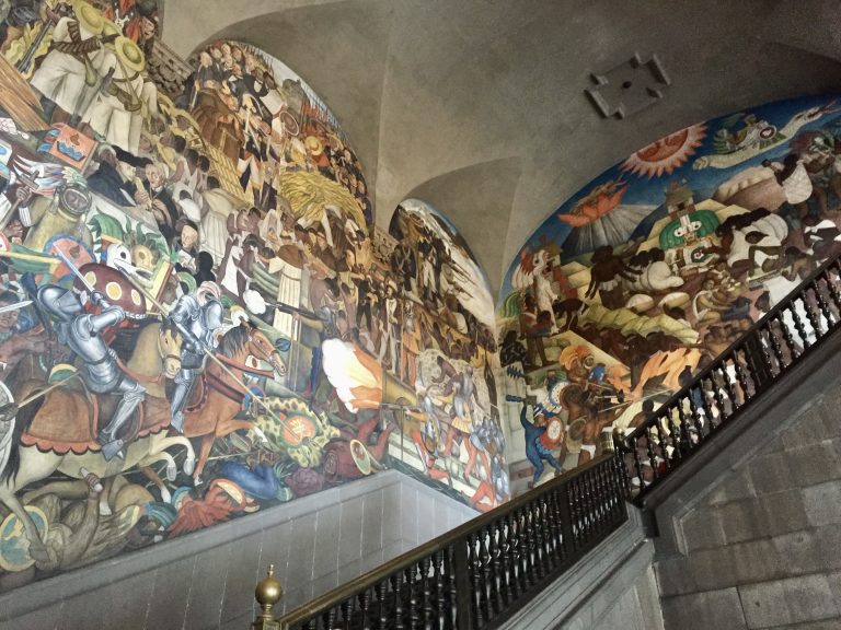 Murais de Diego Rivera, no Palácio Nacional do México.