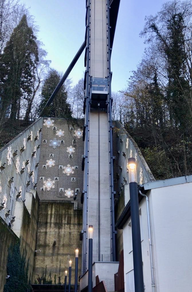 Elevador panorâmico Pfaffenthal Lift visto de baixo em Luxemburgo