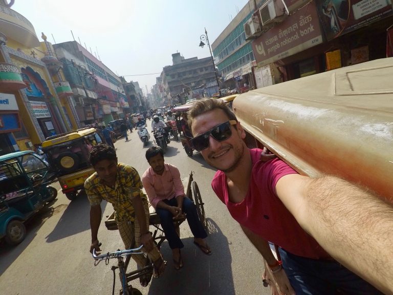 Passeando de tuk-tuk em Varanasi: preço negociado antes de embarcar