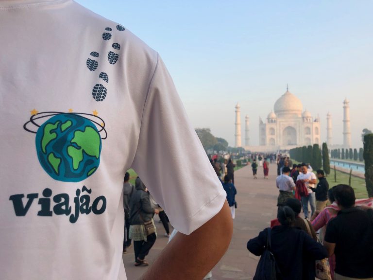 Camiseta do Viajão e Taj Mahal ao fundo