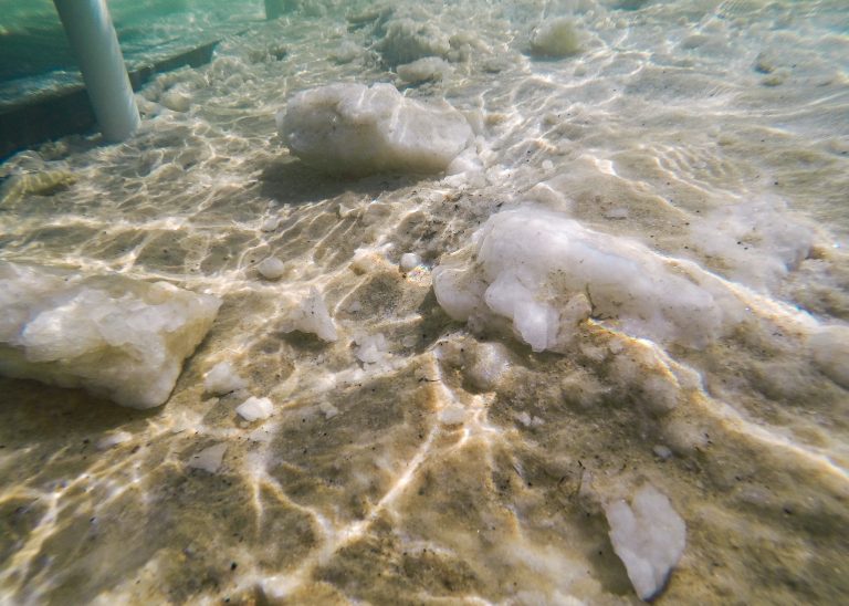 Grandes pedras de sal no fundo do Mar Morto.