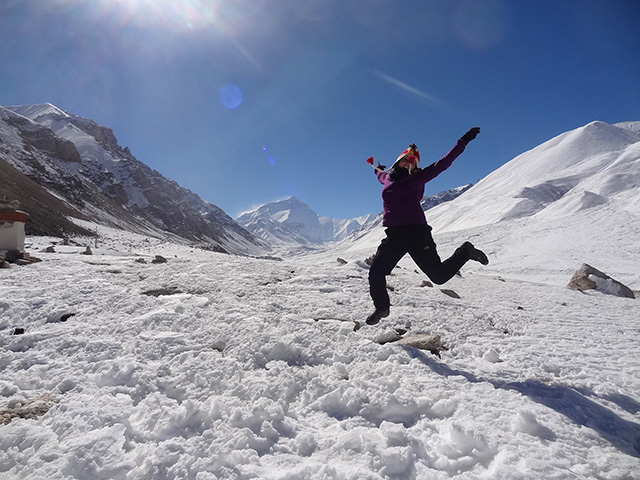 Bilu pulando no gelo no Everest