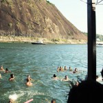 pausa para galera nadar no mar