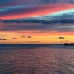 Por-do-sol em alto mar