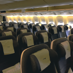 Interior de avião sem passageiros.