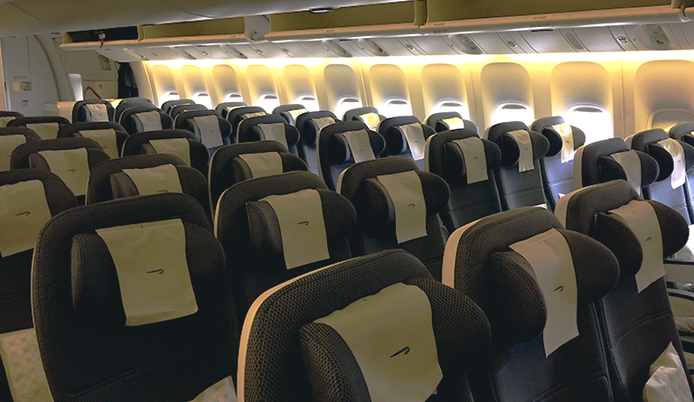 Interior de avião sem passageiros.