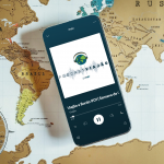 Celular sobre mapa.