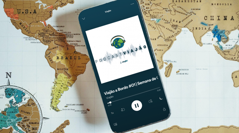 Celular sobre mapa.