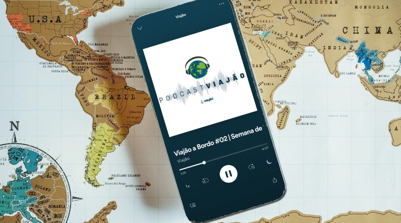 Celular sobre mapa.