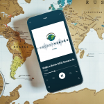 Celular sobre mapa.