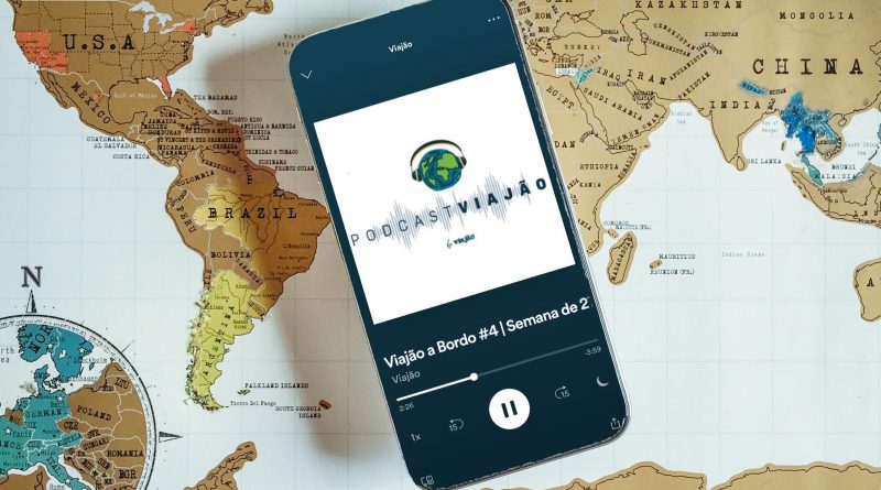 Celular sobre mapa.