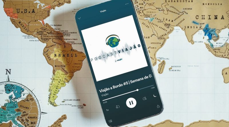 Celular sobre mapa.