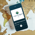 Celular sobre mapa.