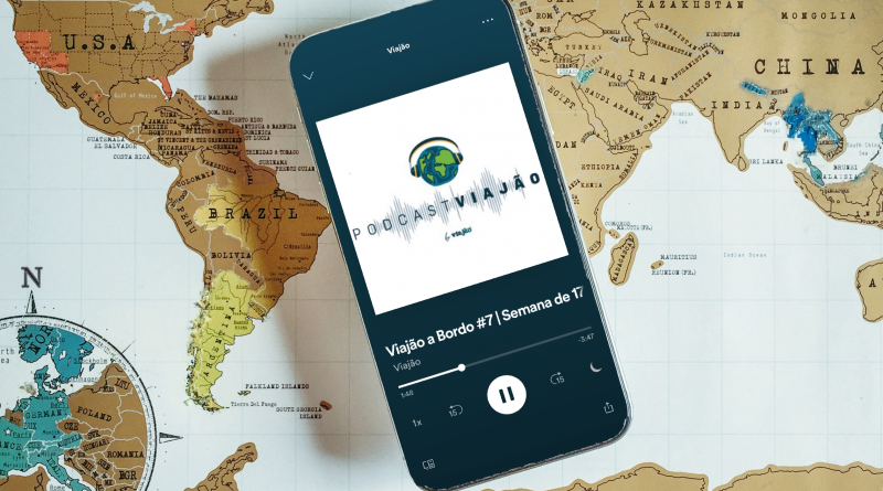 Celular sobre mapa.