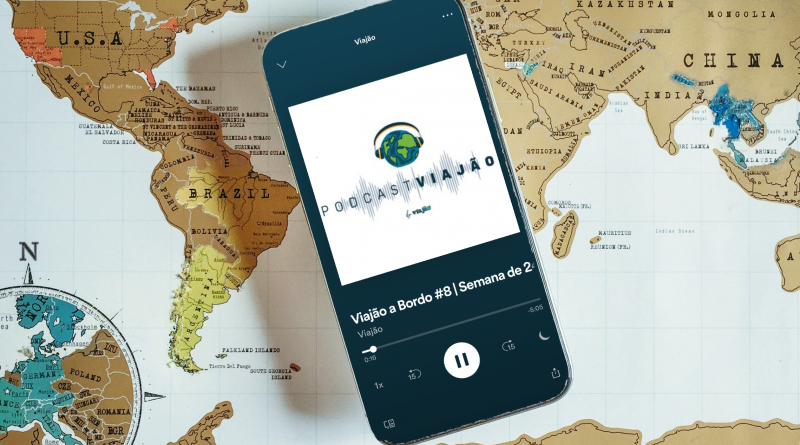 Celular sobre mapa.