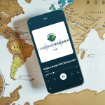 Celular sobre mapa.