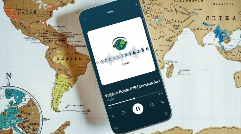 Celular sobre mapa.