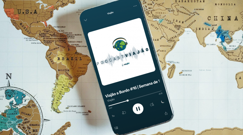 Celular sobre mapa.