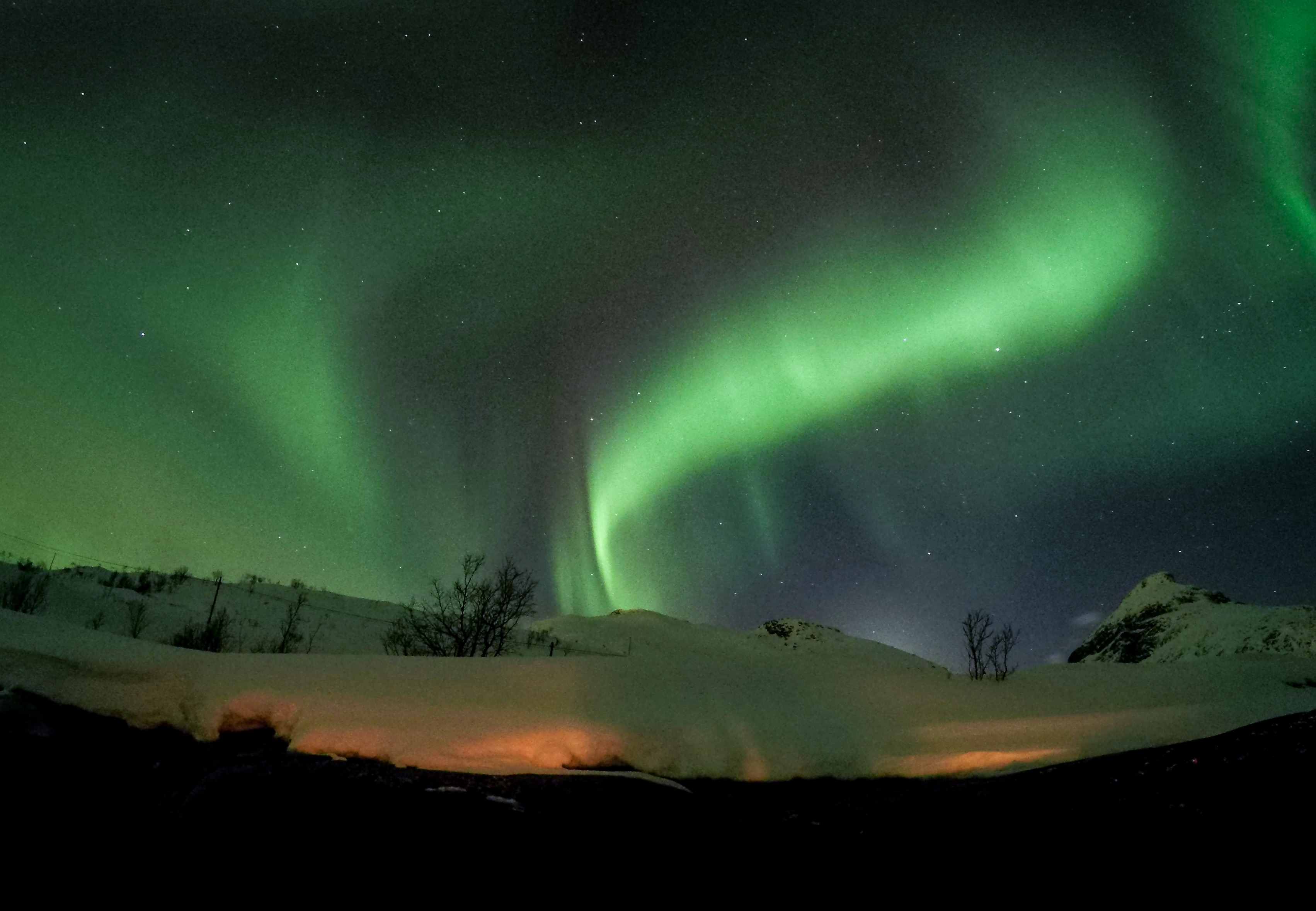 Aurora Boreal sobre Erstfjord, no norte da Noruega