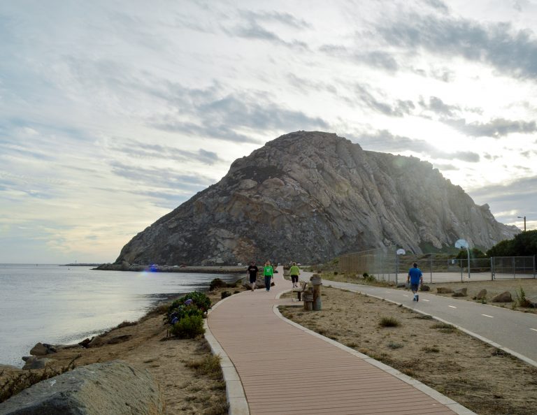 Passarela leva até Morro Rock, ponto turístico de Morro Bay