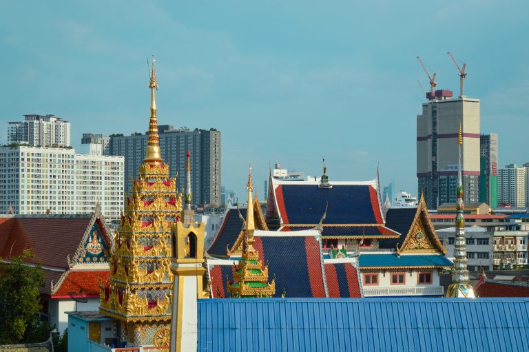 Telhados coloridos de templos e prédios da skyline de Bangkok.