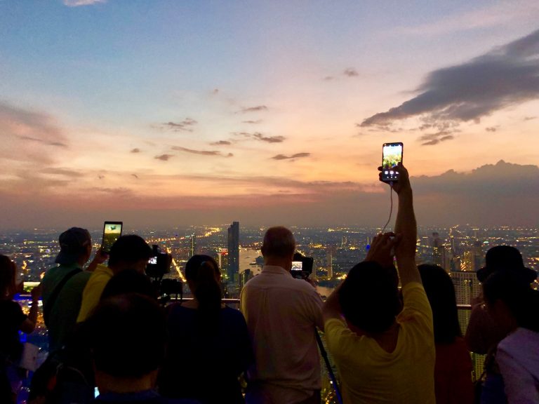 Por do sol em Bangkok visto do The Peak, no MahaNakhon Building