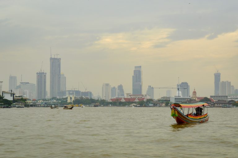 Atravessando o rio que corta Bangkok