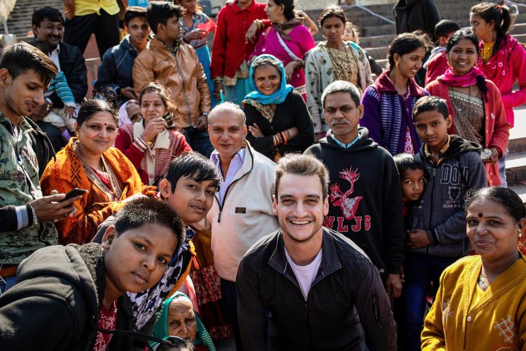 Indianos pedem pra tirar várias fotos com ocidentais