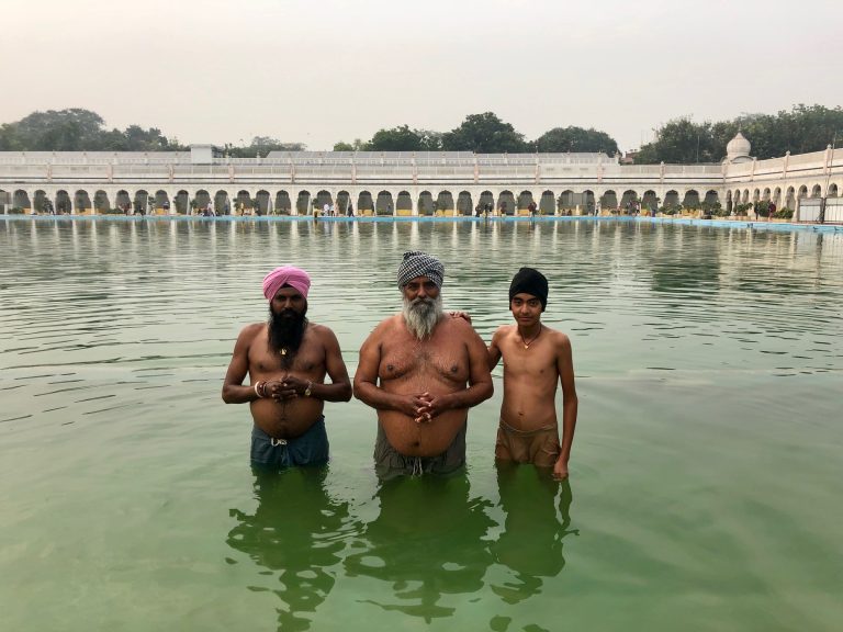 Indianos se banham em templo Sikh