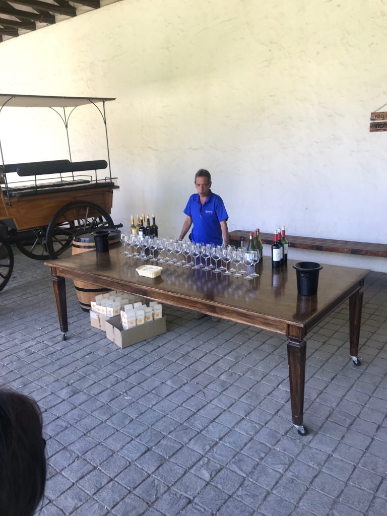 Germán preparando a degustação dos vinhos