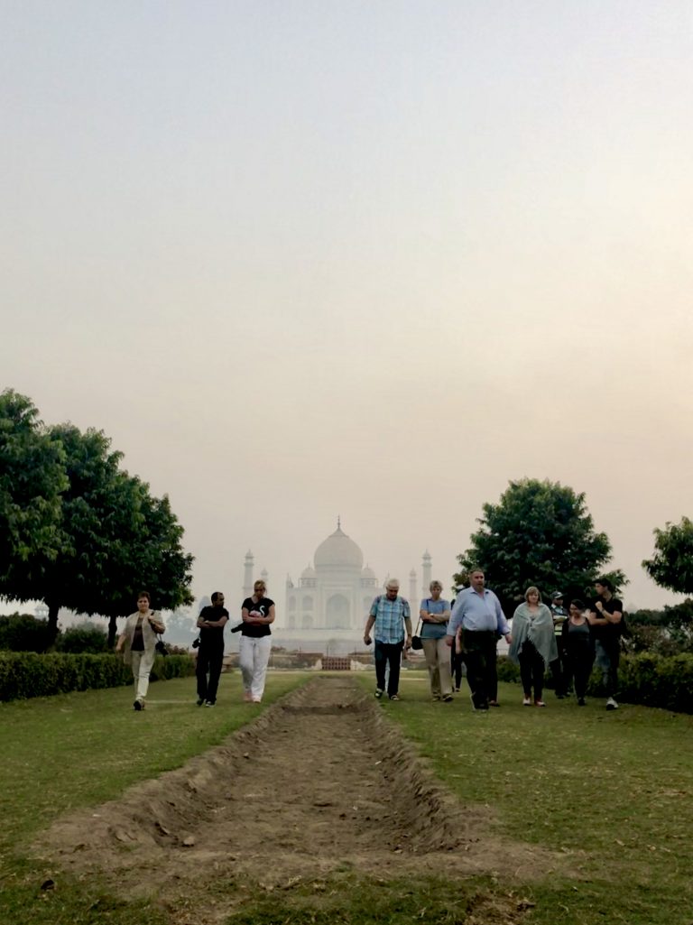 Turistas no Mehtab Bagh