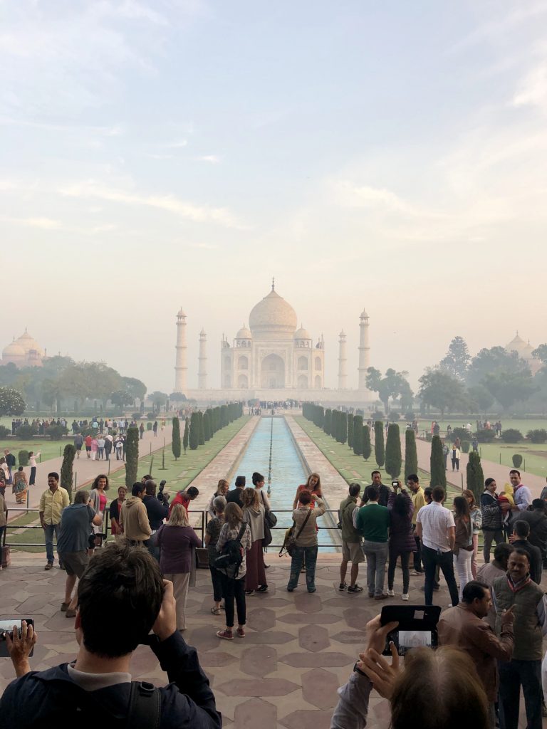 Turistas na entrada do Taj Mahal